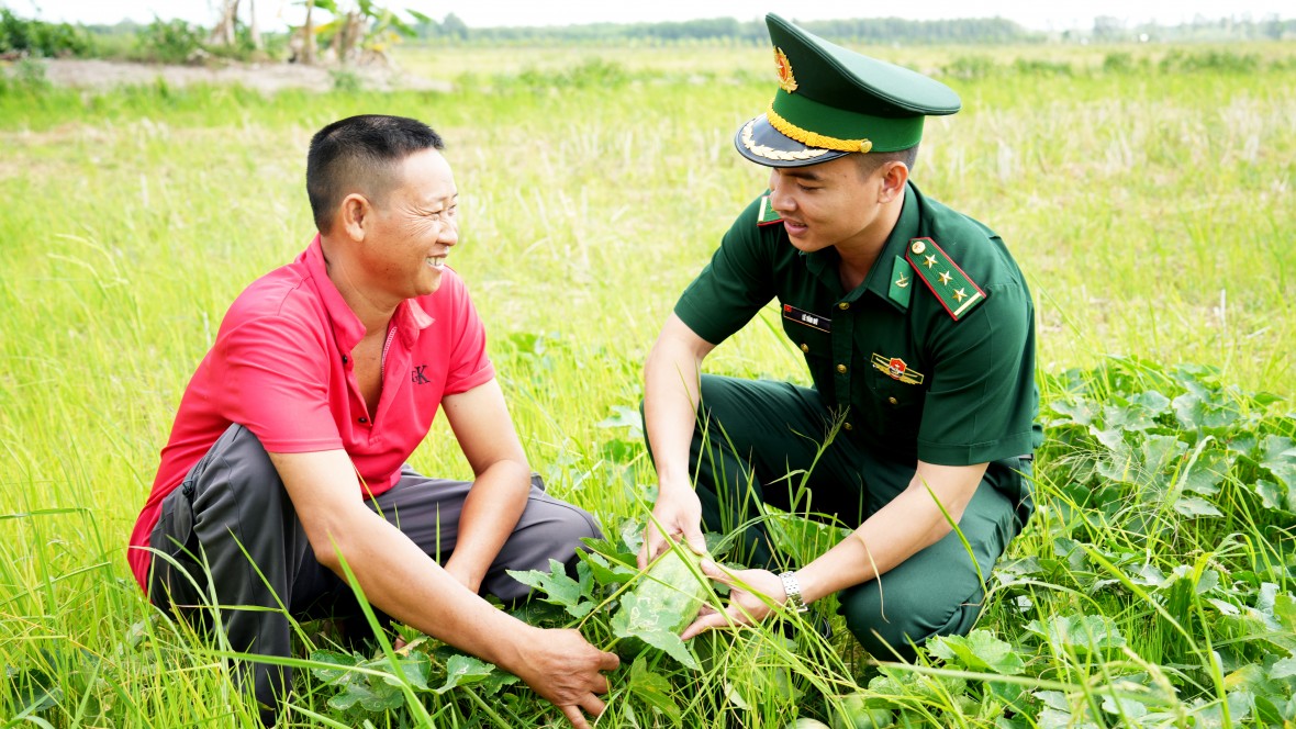BĐBP Cà Mau hỗ trợ tiêu thụ bí đỏ, tiếp sức nông dân vượt khó
