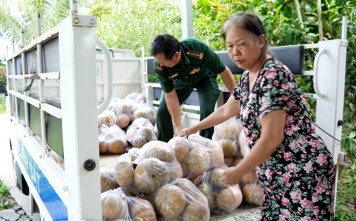 BĐBP Cà Mau hỗ trợ tiêu thụ bí đỏ, tiếp sức nông dân vượt khó