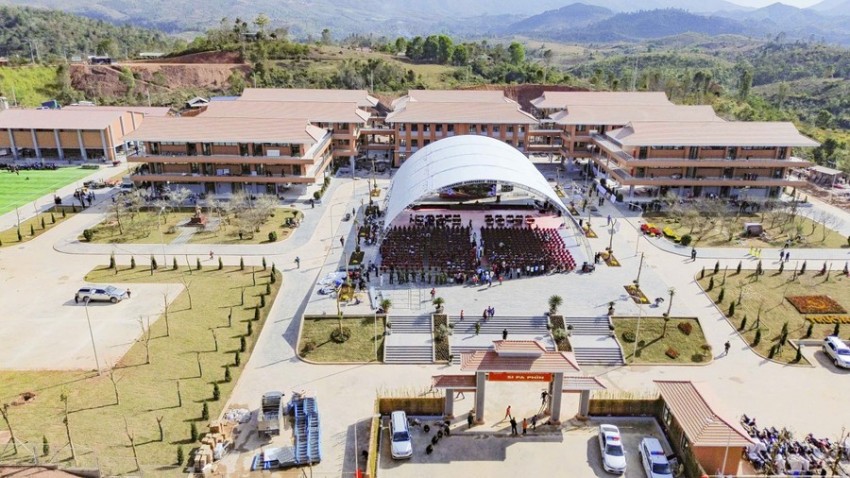 Trường Phổ thông nội trú niên cấp tiểu học và THCS Si Pa Phìn (Điện Biên) là dự án về đích đầu tiên trong chủ trương xây dựng trường phổ thông nội trú liên cấp tại các xã biên giới đất liền của Bộ Chính trị