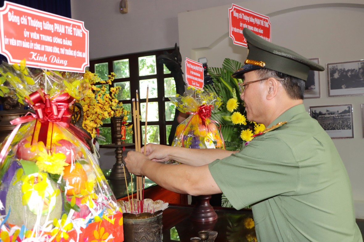 Bộ Công an bàn giao kinh phí xây dựng 500 căn nhà cho đồng bào tỉnh Cà Mau