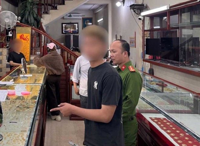 Đối tượng cướp tiệm vàng đang thực nghiệm tại hiện trường. Ảnh C.A tỉnh Hưng Yên