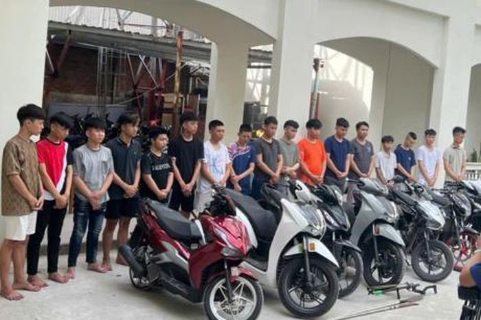Bắt tạm giam 14 thanh thiếu niên mang hung khí "diễu" phố