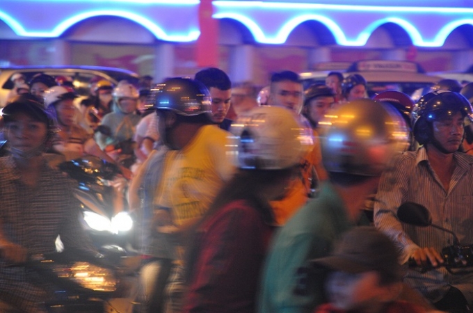 Đường phố S&agrave;i G&ograve;n đ&ocirc;ng nghẹt từ 19h tối 31/12.