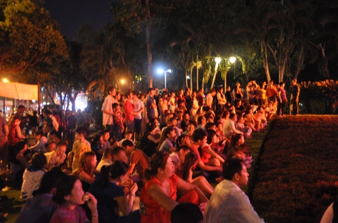 Nhiều người đợi chờ h&agrave;ng mấy giờ đồng hồ để xem ph&aacute;o hoa