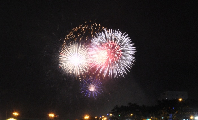 Những m&agrave;n ph&aacute;o hoa rực rỡ tr&ecirc;n bầu trời