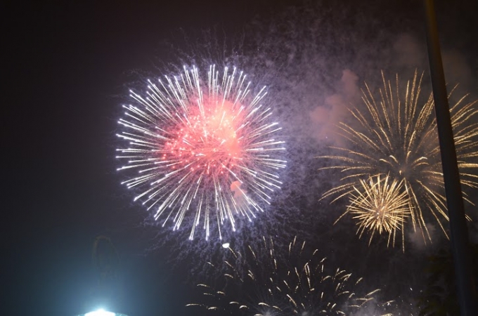 Người d&acirc;n v&agrave; du kh&aacute;ch c&oacute; 10 ph&uacute;t chi&ecirc;m ngưỡng những m&agrave;n ph&aacute;o hoa đẹp, lung linh, rực rỡ.