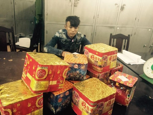 Đối tượng T&acirc;n v&agrave; số ph&aacute;o bị thu giữ.