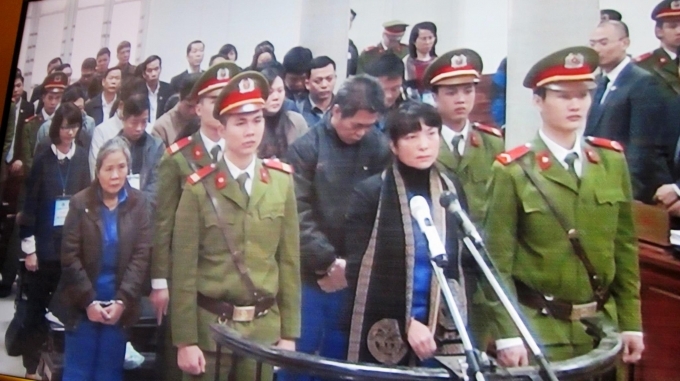 B&agrave; Phạm Thị B&iacute;ch Lương (đứng giữa) - cựu Gi&aacute;m đốc Chi nh&aacute;nh Agribank Nam H&agrave; Nội.