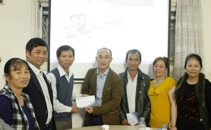 Nh&agrave; b&aacute;o Quốc Cường - Tổng Thư k&yacute; to&agrave; soạn Phapluatplus đ&atilde; tặng qu&agrave; cho &ocirc;ng Nguyễn Thanh Chấn v&agrave; Huỳnh Văn N&eacute;n tại buổi gặp gỡ ở t&ograve;a soạn Phapluatplus.