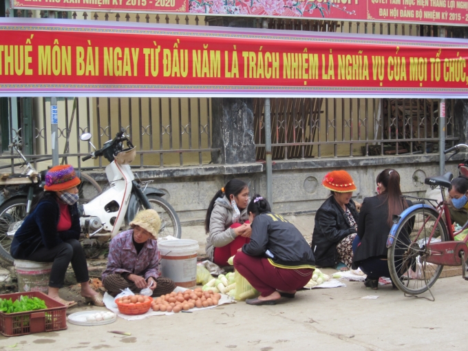 Buổi s&aacute;ng, phụ nữ đi bu&ocirc;n b&aacute;n...