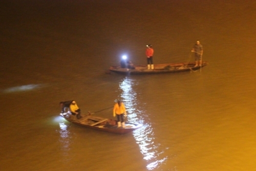 Người nh&agrave; thu&ecirc; thợ lặn t&igrave;m kiếm nhưng vẫn chưa t&igrave;m thấy được anh H. (ảnh CTV)