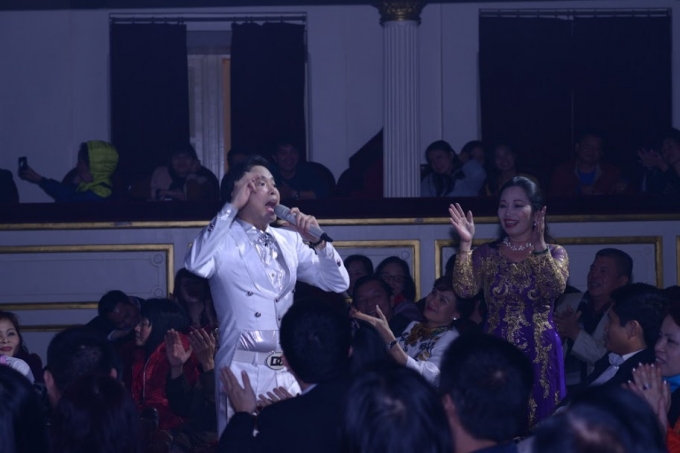 Ngọc Sơn trong v&ograve;ng tay người h&acirc;m mộ thủ đ&ocirc;