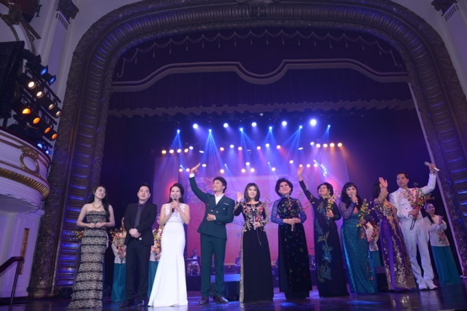 T&igrave;nh Xu&acirc;n Bolero lắng đọng với nhiều cảm x&uacute;c, c&aacute;c nghệ sĩ lưu luyến chia tay kh&aacute;n giả H&agrave; Nội