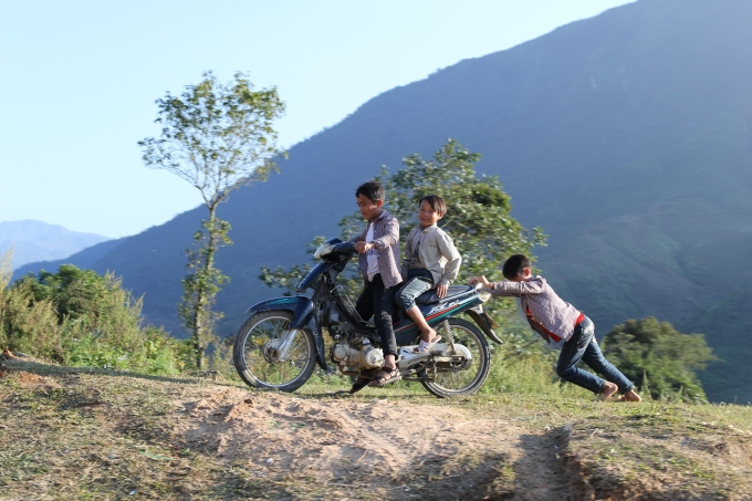 Những đứa trẻ đang tập đi xe m&aacute;y của gia đ&igrave;nh.