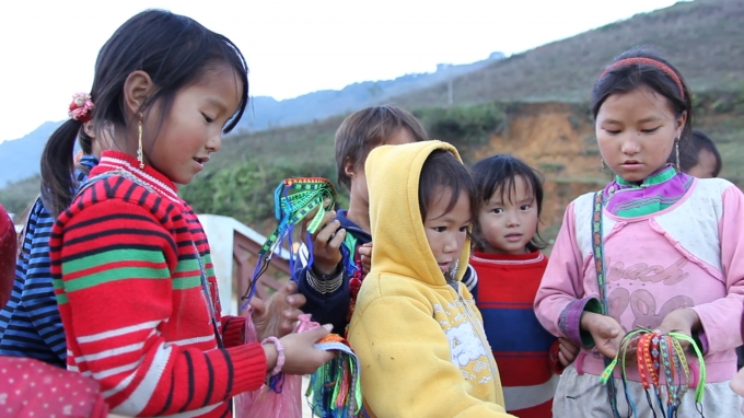 Trẻ em ở đ&acirc;y thường phải đi b&aacute;n h&agrave;ng từ khi c&ograve;n nhỏ.