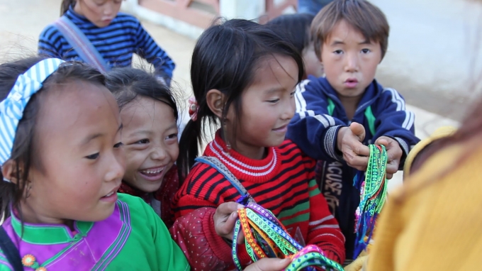 Nụ cười rạng rỡ của c&ocirc; b&eacute; khi b&aacute;n được h&agrave;ng cho du kh&aacute;ch. Những m&oacute;n đồ c&aacute;c em b&aacute;n l&agrave; qu&agrave; lưu niệm chỉ c&oacute; gi&aacute; 10 - 20.000 đồng.