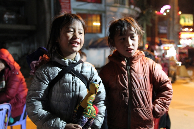 V&agrave;o buổi tối, nhiều em vẫn phải đi b&aacute;n h&agrave;ng kiếm th&ecirc;m thu nhập.