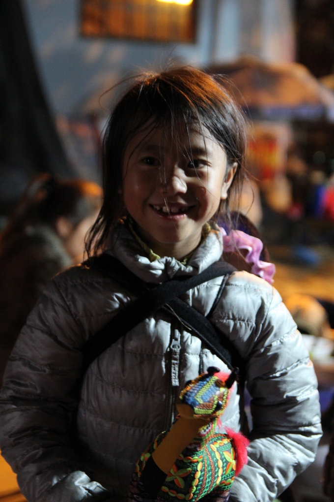 Nụ cười của em b&eacute; sau khi b&aacute;n được cho kh&aacute;ch.