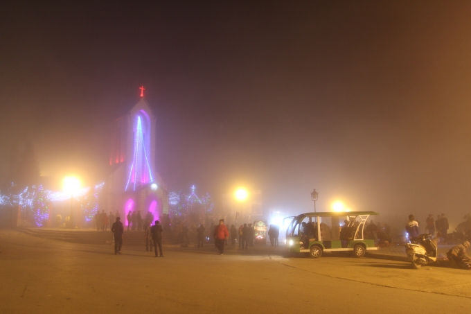 Sa Pa m&ugrave;a n&agrave;y thường c&oacute; rất nhiều sương m&ugrave; v&agrave;o buổi tối