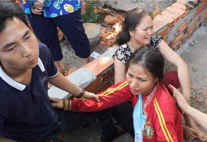 Th&acirc;n nh&acirc;n người bị nạn đau x&oacute;t khi chứng kiến thảm cảnh thương t&acirc;m.