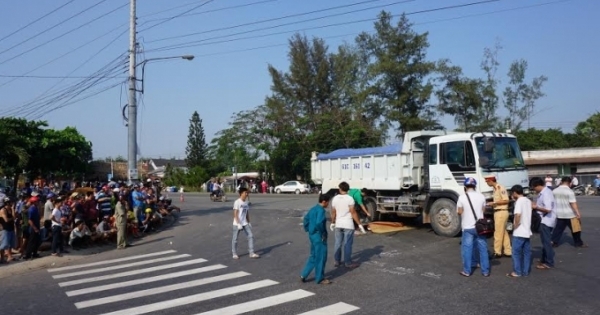 Bình Dương: Một người phụ nữ bị xe ben cán ngang qua người chết thảm