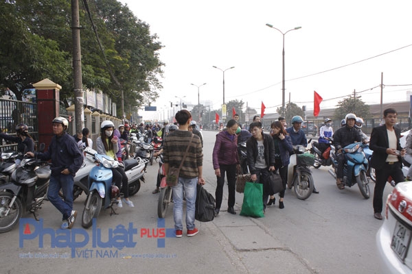 Theo quan s&aacute;t của PV PhapluatPlus, chiều 3/1 tại bến xe Gi&aacute;p B&aacute;t c&oacute; h&agrave;ng ngh&igrave;n người từ khắp mọi nơi k&eacute;o về tại đ&acirc;y, để bắt xe bus đi về nơi l&agrave;m việc của m&igrave;nh tại Thủ đ&ocirc;.