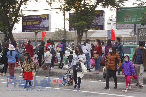 Mọi người ai cũng trong tư thế vội v&atilde; để bắt cho kịp chuyến xe để trở về nơi sinh sống, sớm ổn định c&ocirc;ng việc sau kỳ nghỉ.