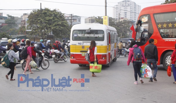 D&ograve;ng người &ugrave;n &ugrave;n k&eacute;o về Thủ đ&ocirc; sau kỳ nghỉ tết Dương lịch