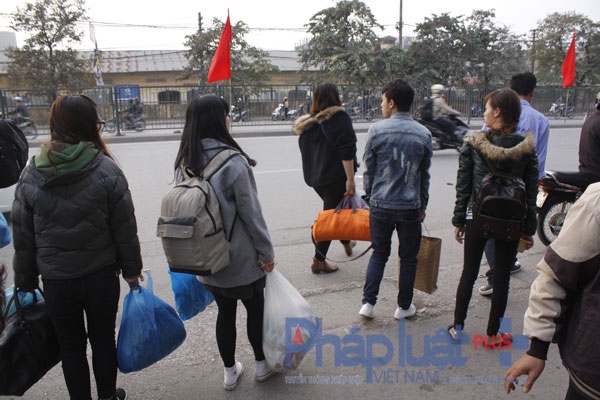 D&ograve;ng người &ugrave;n &ugrave;n k&eacute;o về Thủ đ&ocirc; sau kỳ nghỉ tết Dương lịch