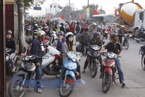 Cảnh tắc đường hỗn loạn tại cửa bến xe Gi&aacute;p B&aacute;t l&agrave;m cho c&aacute;c phương tiện lưu th&ocirc;ng tr&ecirc;n đường gặp kh&oacute; khăn.