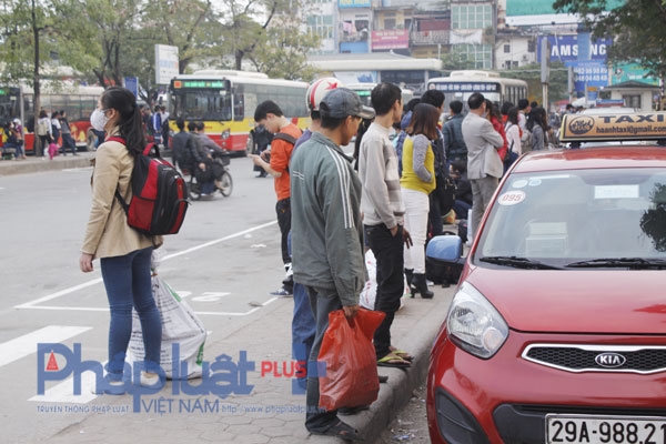 Nhiều người phải đứng đợi cả tiếng đồng hồ để chờ bắt xe.