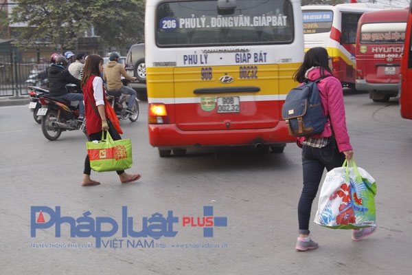 D&ograve;ng người &ugrave;n &ugrave;n k&eacute;o về Thủ đ&ocirc; sau kỳ nghỉ tết Dương lịch