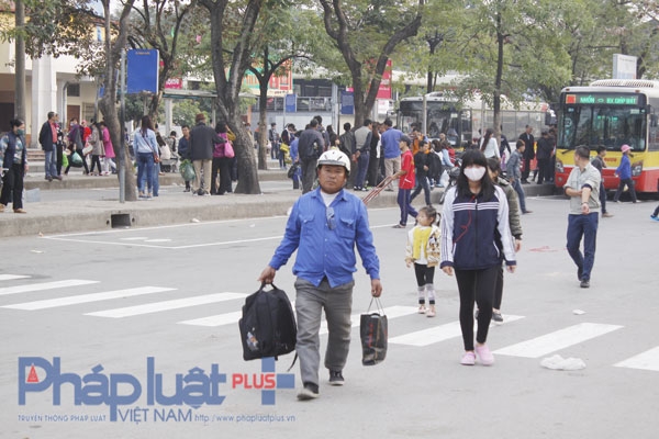 D&ograve;ng người &ugrave;n &ugrave;n k&eacute;o về Thủ đ&ocirc; sau kỳ nghỉ tết Dương lịch