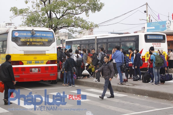 Cảnh chen ch&uacute;c nhau tại bến xe diễn ra mỗi khi người d&acirc;n đi về hoặc lện Thủ đ&ocirc; sau mỗi lần nghỉ lễ, tết.