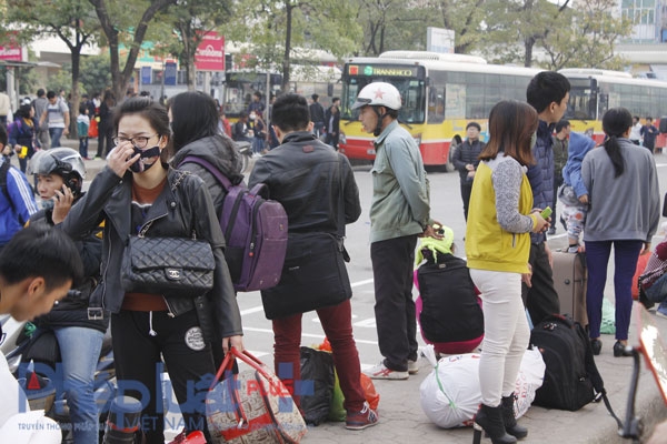 D&ograve;ng người &ugrave;n &ugrave;n k&eacute;o về Thủ đ&ocirc; sau kỳ nghỉ tết Dương lịch