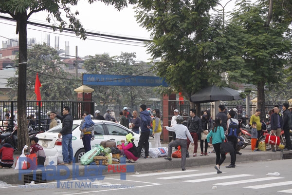 D&ograve;ng người &ugrave;n &ugrave;n k&eacute;o về Thủ đ&ocirc; sau kỳ nghỉ tết Dương lịch