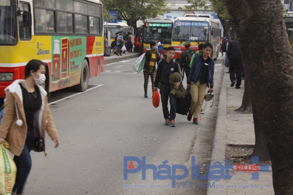 D&ograve;ng người &ugrave;n &ugrave;n k&eacute;o về Thủ đ&ocirc; sau kỳ nghỉ tết Dương lịch