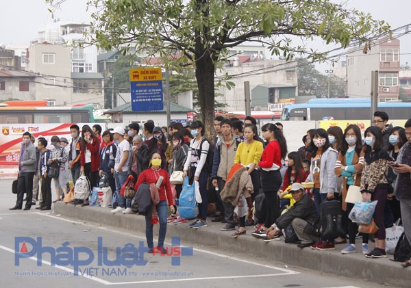 Rất nhiều người phải chờ đợi rất l&acirc;u v&igrave; chưa bắt được xe.