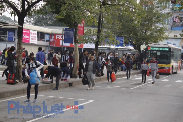 D&ograve;ng người &ugrave;n &ugrave;n k&eacute;o về Thủ đ&ocirc; sau kỳ nghỉ tết Dương lịch