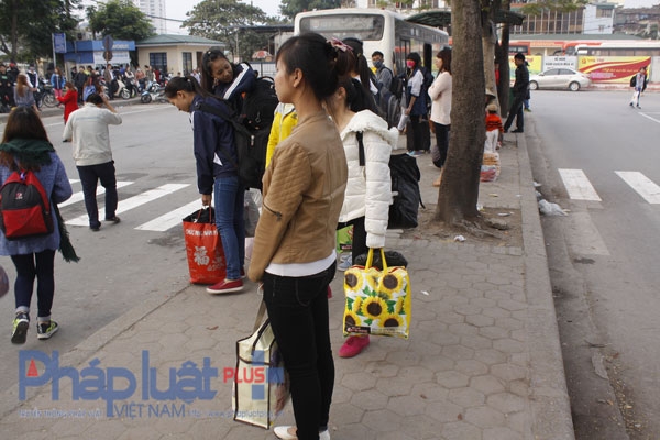 D&ograve;ng người &ugrave;n &ugrave;n k&eacute;o về Thủ đ&ocirc; sau kỳ nghỉ tết Dương lịch