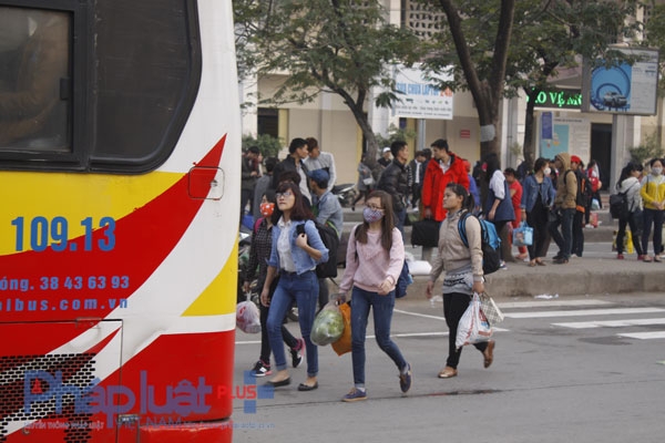 D&ograve;ng người &ugrave;n &ugrave;n k&eacute;o về Thủ đ&ocirc; sau kỳ nghỉ tết Dương lịch