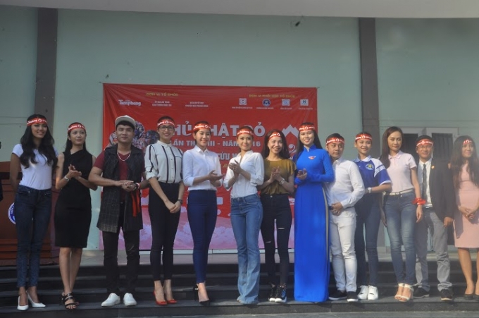 Ng&agrave;y Chủ nhật đỏ c&oacute; sự tham dự của d&agrave;n người đẹp, hoa hậu, &aacute; hậu