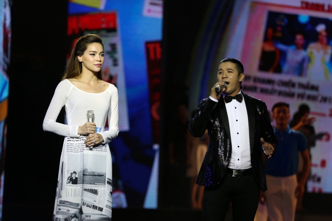 Ca sĩ Hồ Ngọc H&agrave; v&agrave; Kasim Ho&agrave;ng Vũ mở đầu chương tr&igrave;nh với ca kh&uacute;c 30 năm m&atilde;i l&agrave; xu&acirc;n