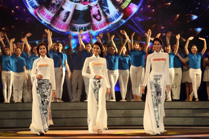 Phạm Hương - Lan Khu&ecirc; - Th&uacute;y V&acirc;n (từ phải sang) tr&igrave;nh diễn bộ sưu tập Duy&ecirc;n D&aacute;ng Thanh Ni&ecirc;n&nbsp;