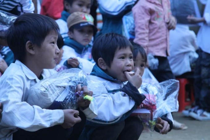 Những &aacute;nh mắt ngơ ng&aacute;c, nụ cười hồn nhi&ecirc;n của c&aacute;c em khi được nhận qu&agrave; thật khiến người ta cảm thấy ấm &aacute;p cho thấy những m&oacute;n qu&agrave; đ&oacute; c&agrave;ng trở n&ecirc;n &yacute; nghĩa. &nbsp;