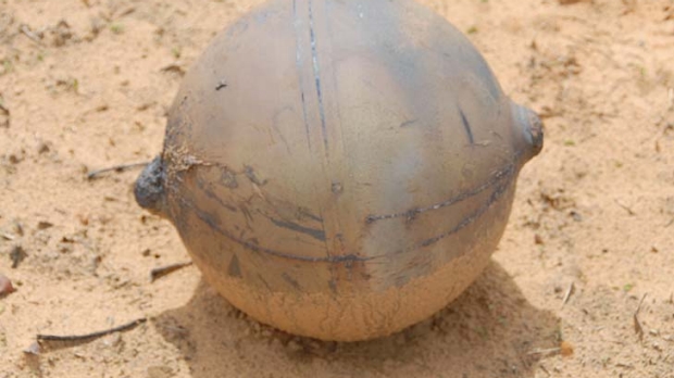 Quả cầu b&iacute; ẩn ph&aacute;t hiện ở Namibia năm 2011. Ảnh: Dailymail.