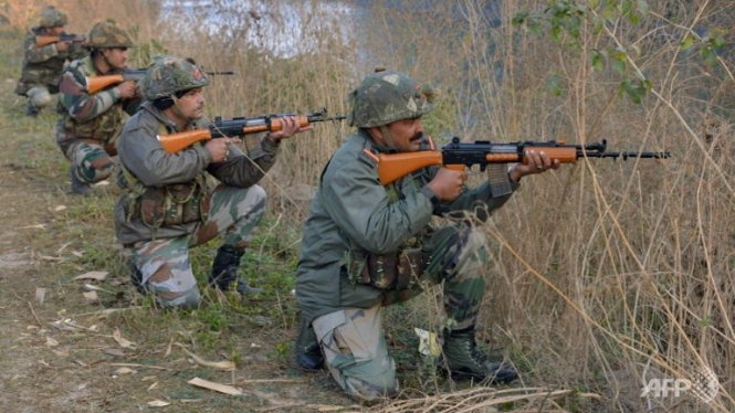 Binh sĩ Ấn Độ mất vị tr&iacute; chốt g&aacute;c tại căn cứ kh&ocirc;ng qu&acirc;n ở Pathankot. (Ảnh: AFP)