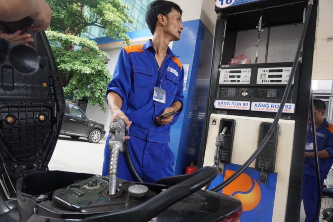 Gi&aacute; xăng ch&iacute;nh thức giảm 373 đồng/l&iacute;t từ 15h chiều nay ng&agrave;y 4/1 (Ảnh internet)