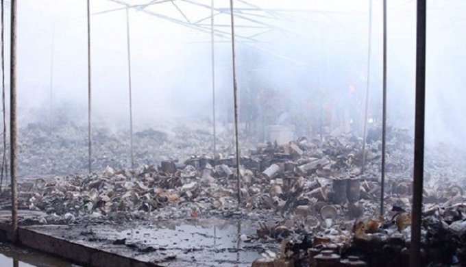 Hiện trường vụ ch&aacute;y xưởng gốm tại B&aacute;t Tr&agrave;ng, H&agrave; Nội.