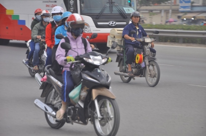 D&ograve;ng xe, d&ograve;ng người t&agrave; t&agrave; hướng v&agrave;o trung t&acirc;m TP HCM